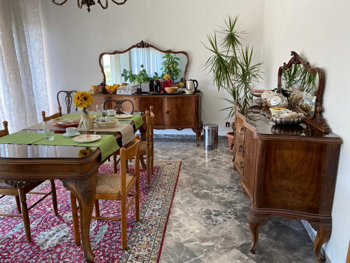 B&B Del Viaggiatore Sarzana Bagian luar foto