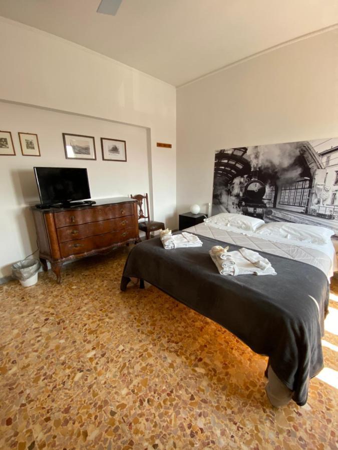 B&B Del Viaggiatore Sarzana Bagian luar foto
